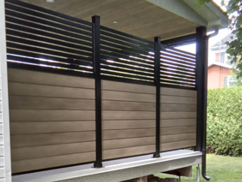 Un mur d'intimité en bois, créant une atmosphère privée et accueillante.