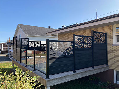 Une terrasse avec une balustrade et une clôture.