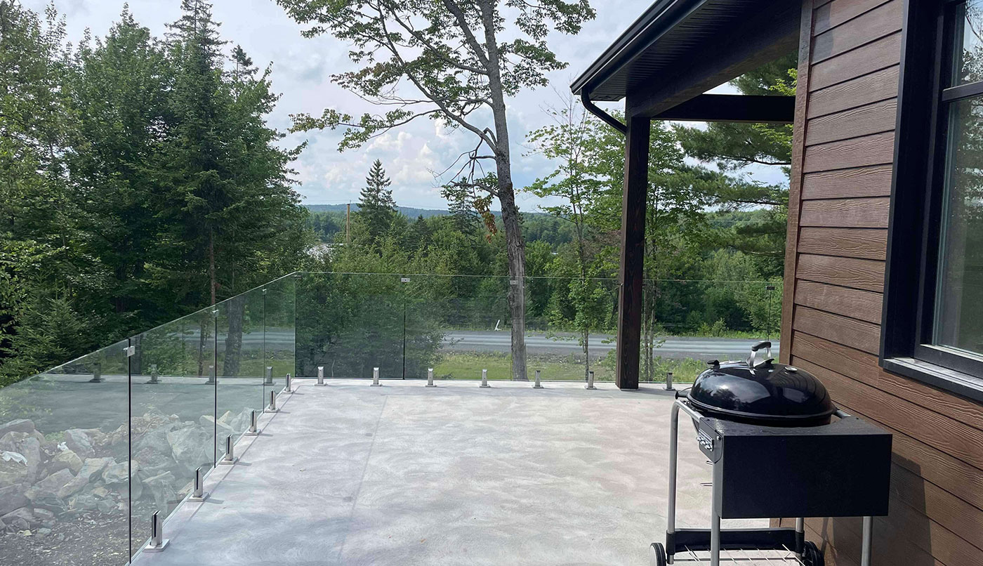 Terrasse avec un garde-corps en verre et alliant esthétique moderne et sécurité.